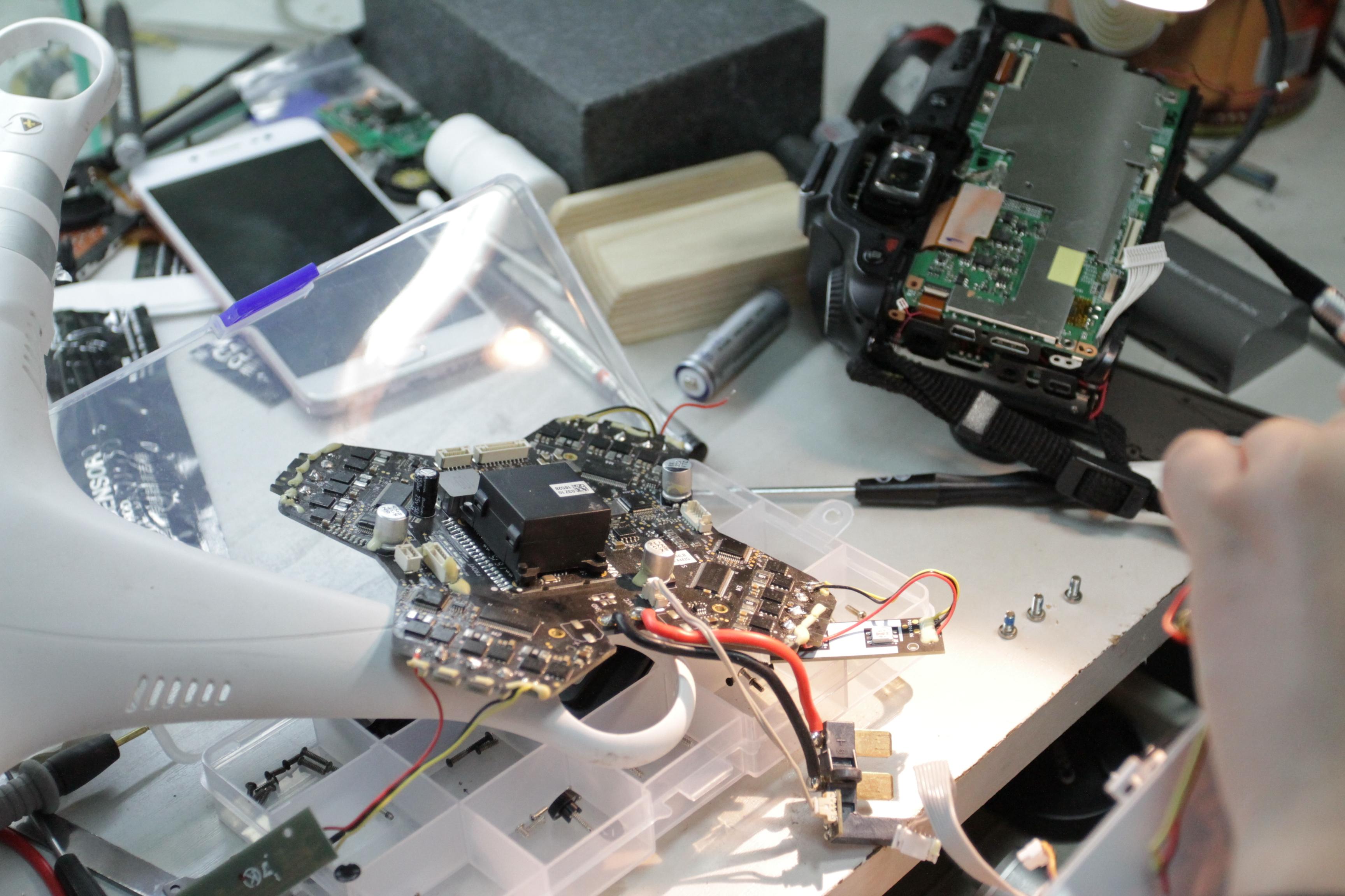 90后農(nóng)村小伙巧手修無(wú)人機(jī)，年修400臺(tái)圓城市夢(mèng)